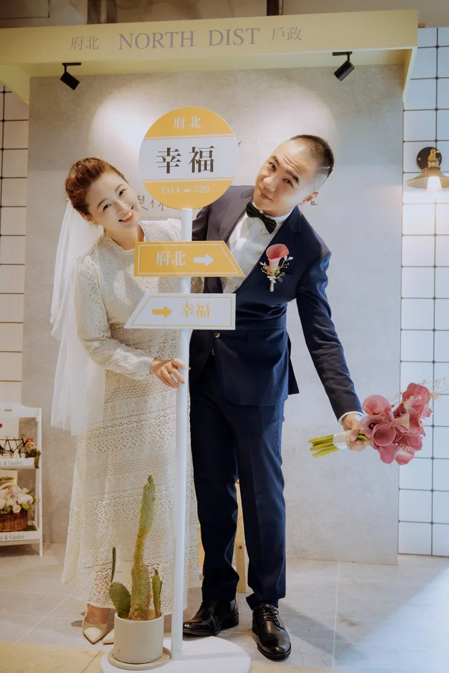 白富美結婚登記攝影作品，新人穿著婚紗與西裝，手持幸福指示牌合照