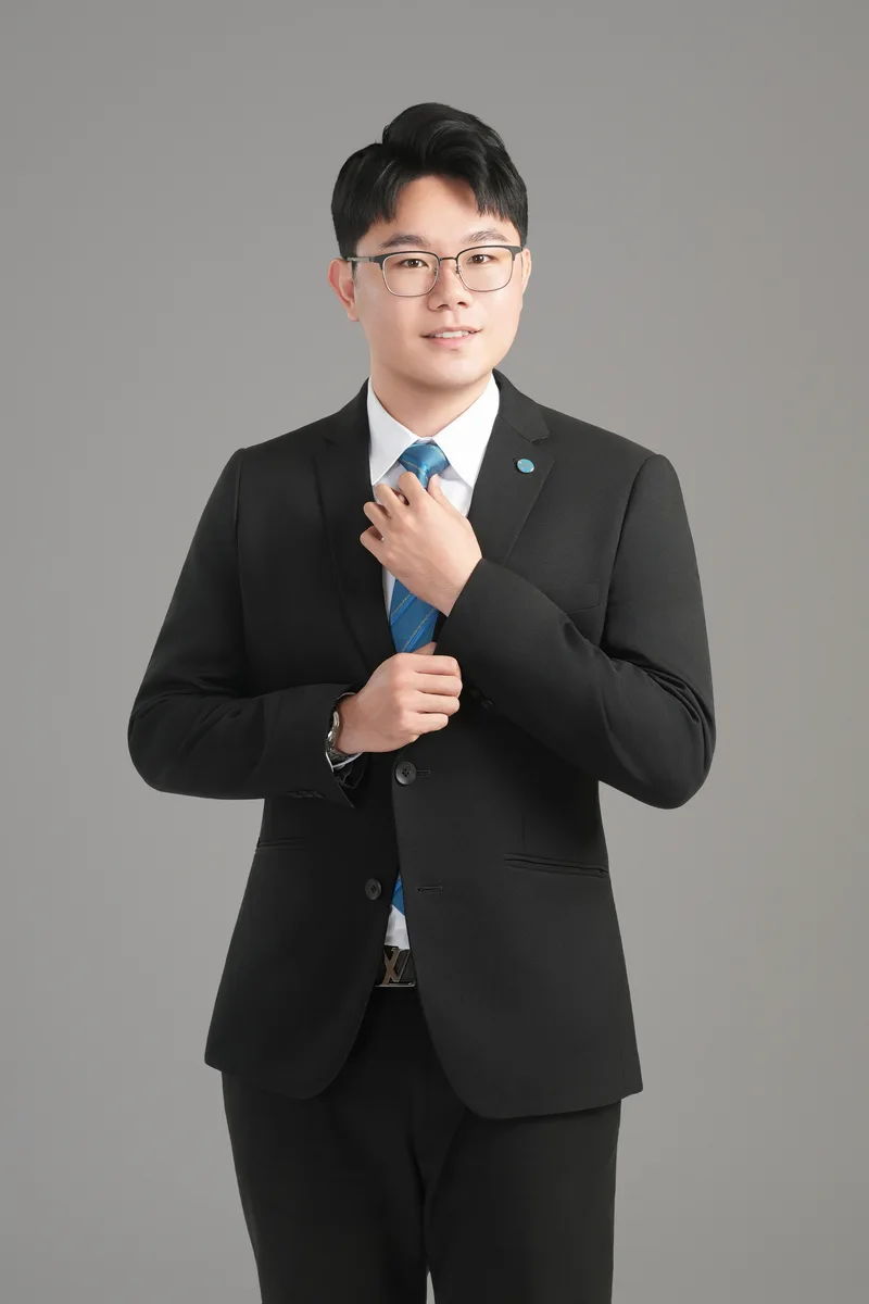 白富美形象照作品：黑色西裝與領帶站姿人像