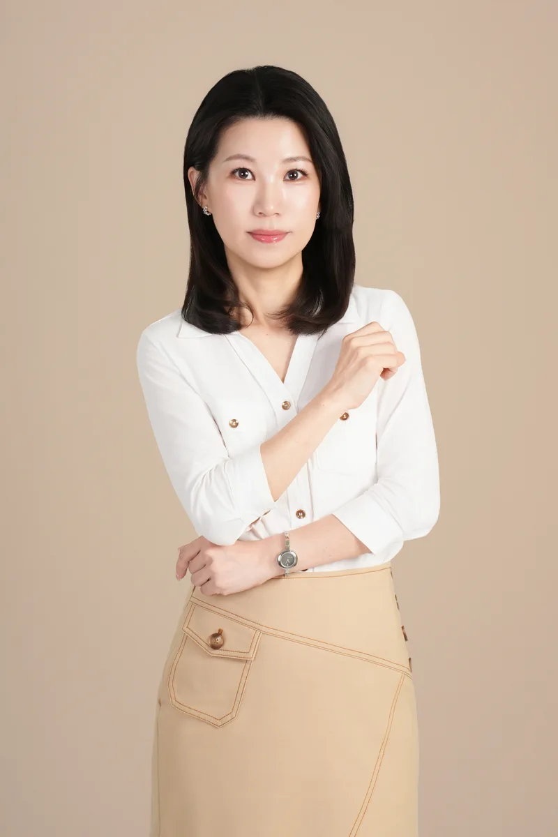 白富美形象照作品：白襯衫與卡其裙站姿人像