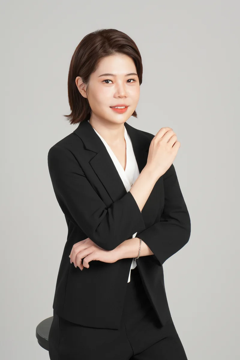 白富美形象照作品：黑色西裝側身半身人像