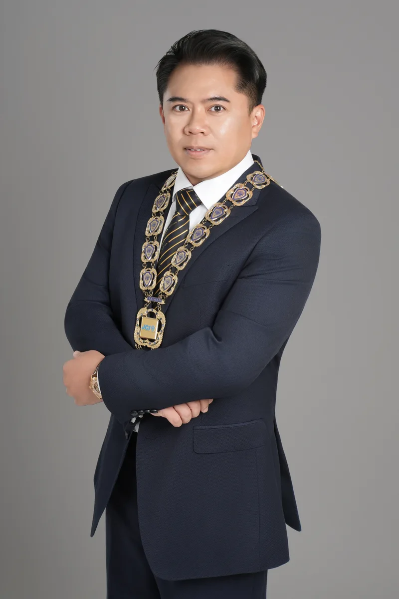 白富美形象照作品：深藍西裝交叉雙手人像