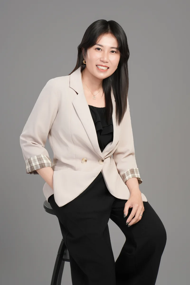 白富美形象照作品：淺色西裝與黑色上衣坐姿人像