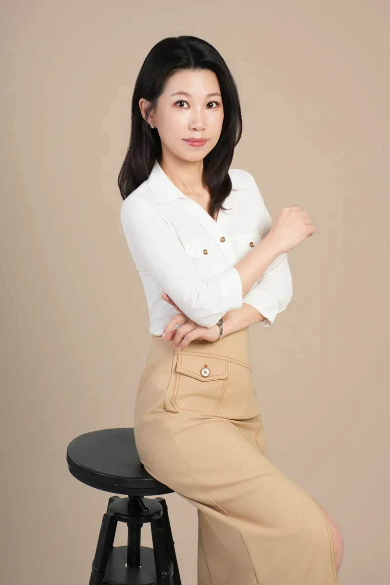 白富美形象照作品：白襯衫與卡其裙坐姿人像