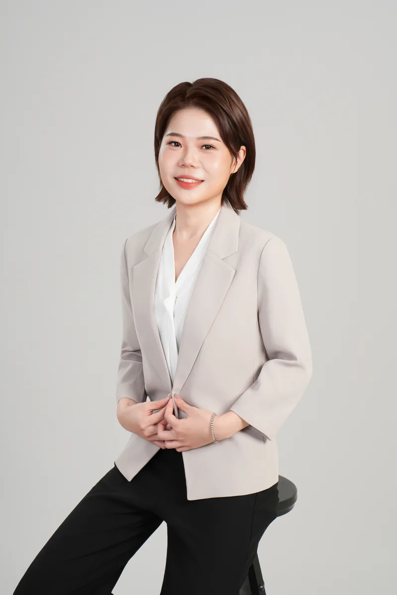 白富美形象照作品：淺色西裝交握雙手人像