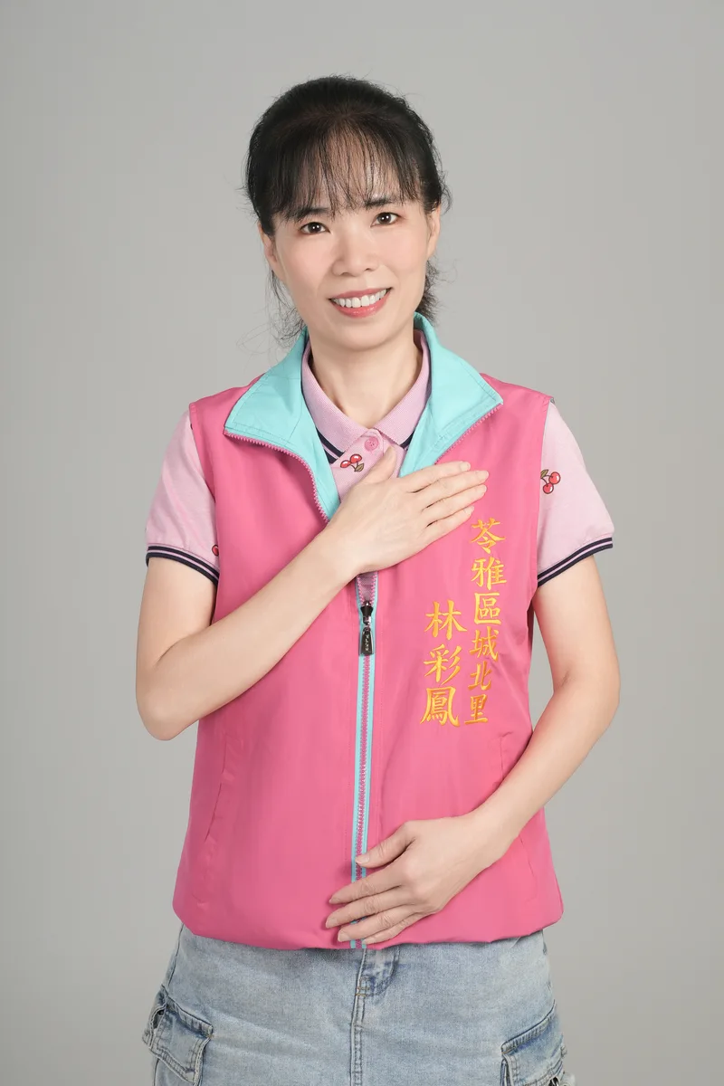 白富美形象照作品：粉紅背心單手放胸前人像