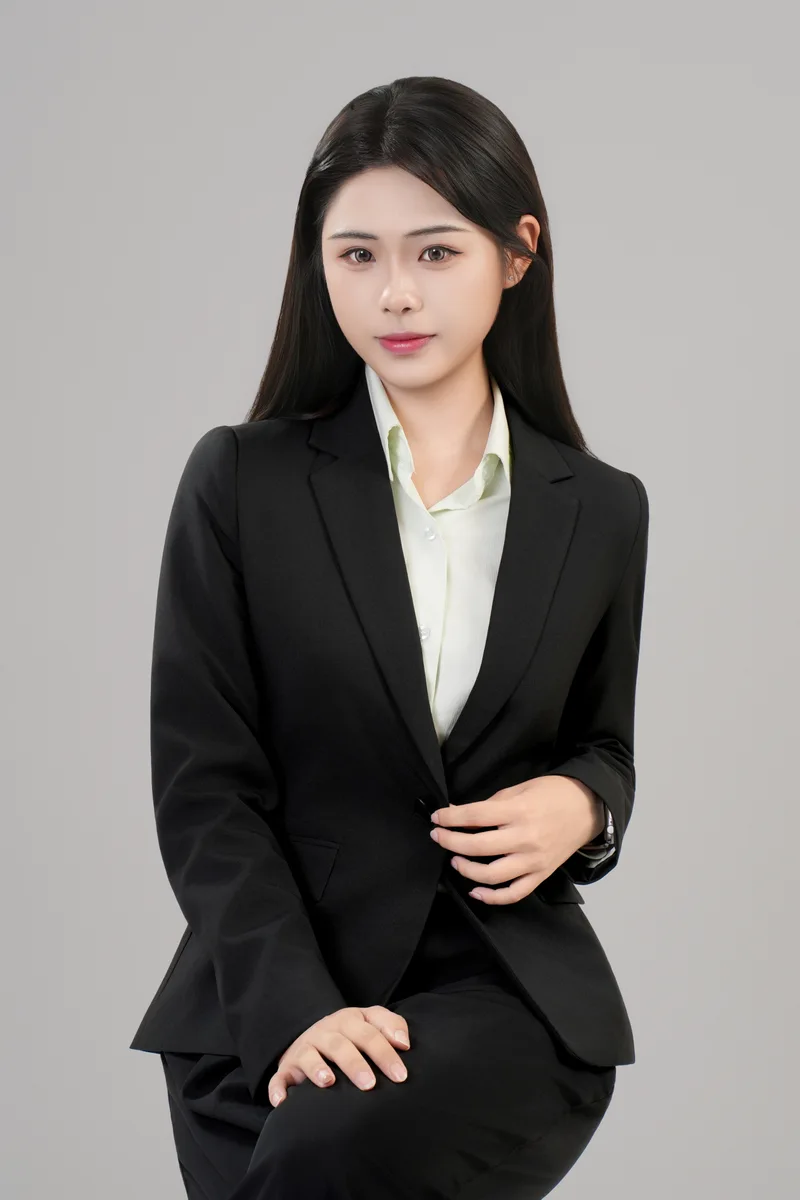 白富美形象照作品：黑色西裝與白襯衫坐姿人像