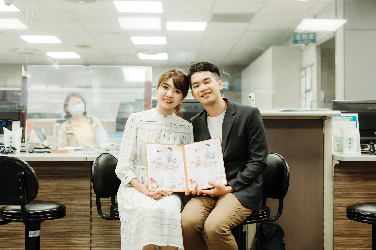 登記現場的互動紀錄，結婚登記作品 01 第 23 張
