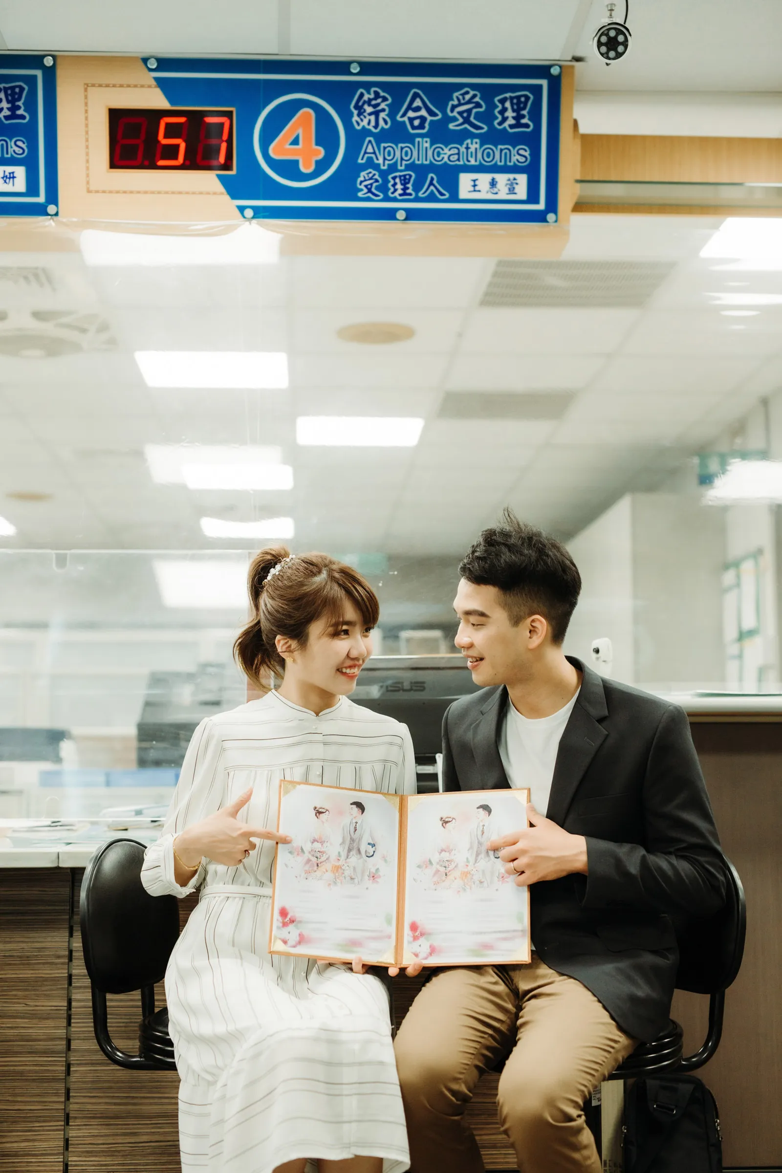 登記現場的互動紀錄，結婚登記作品 01 第 26 張