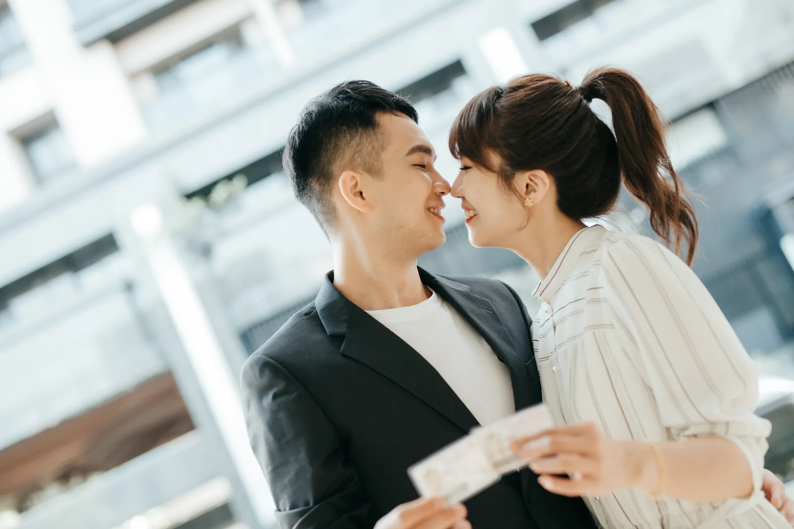 新人在戶外牽手與合照，結婚登記作品 01 第 100 張