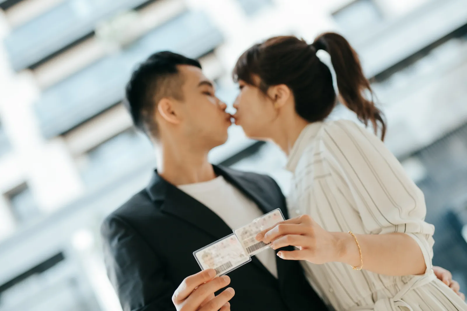 新人在戶外牽手與合照，結婚登記作品 01 第 101 張