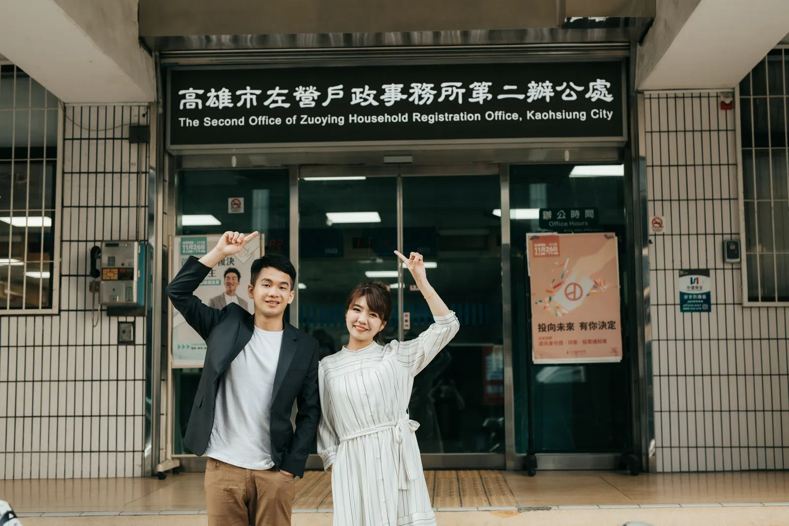 新人在戶外牽手與合照，結婚登記作品 01 第 112 張
