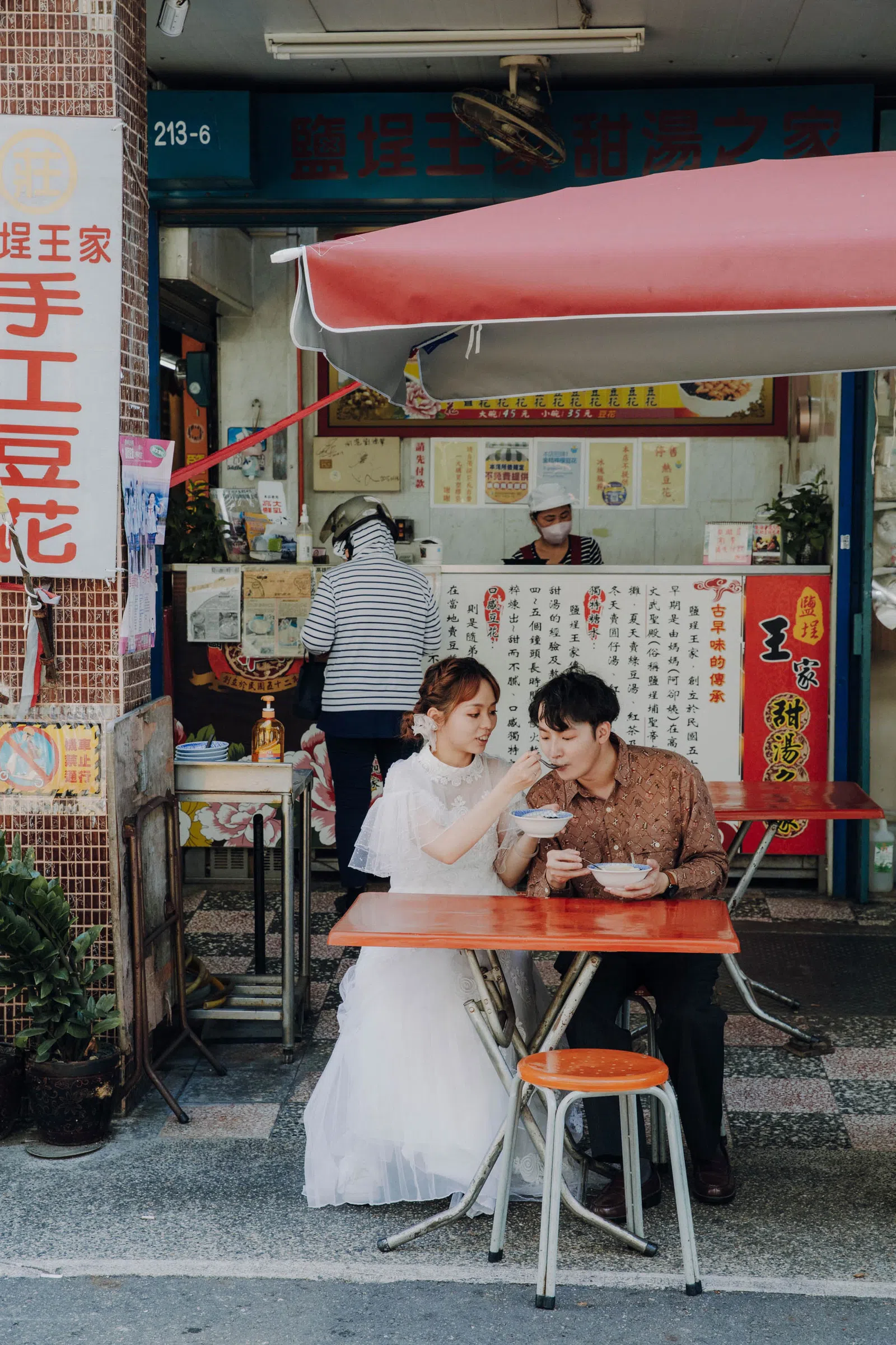 新人在街景與小吃店的生活寫真，結婚登記作品 02 第 88 張