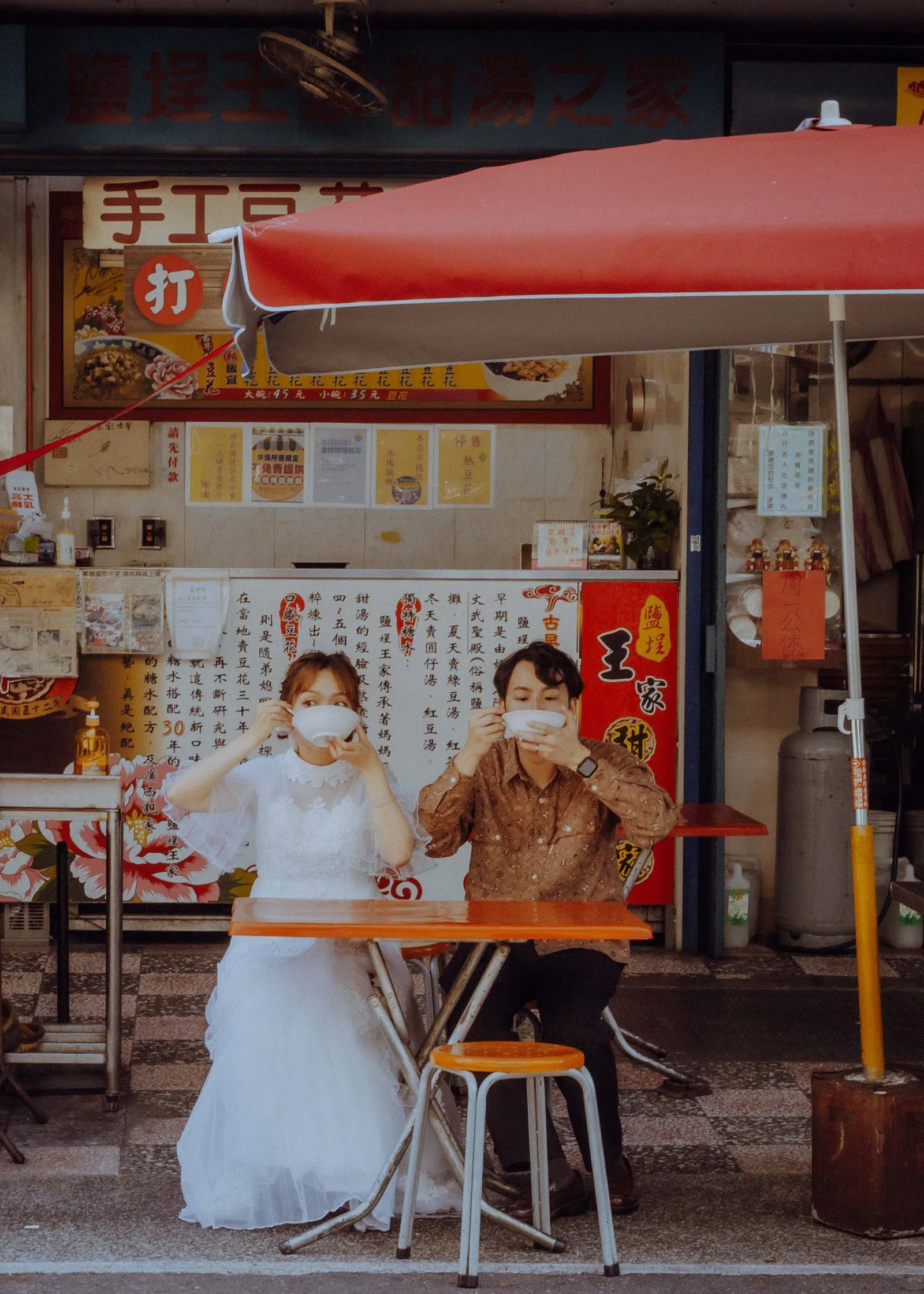 新人在街景與小吃店的生活寫真，結婚登記作品 02 第 100 張